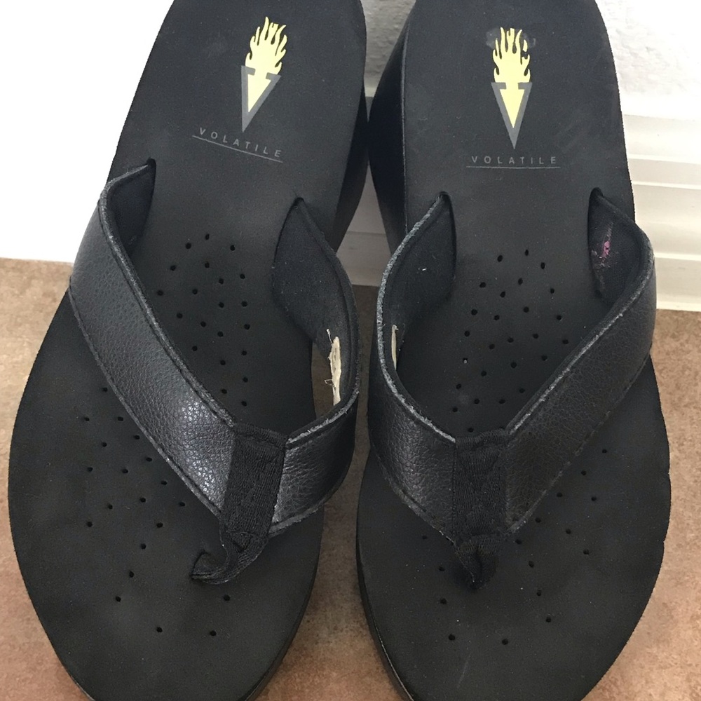Flip-flops by Volatile, black, size 6
